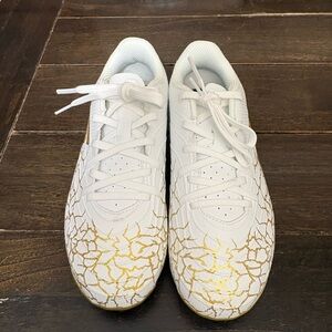 Skechers SKX soccer cleats in white and gold. Youth Size 1